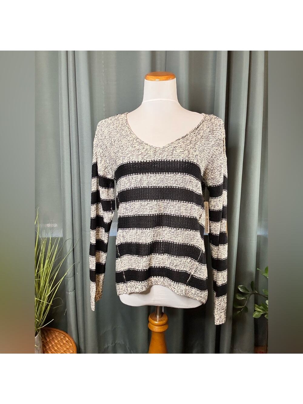 RDI Black and Cream Knit Top